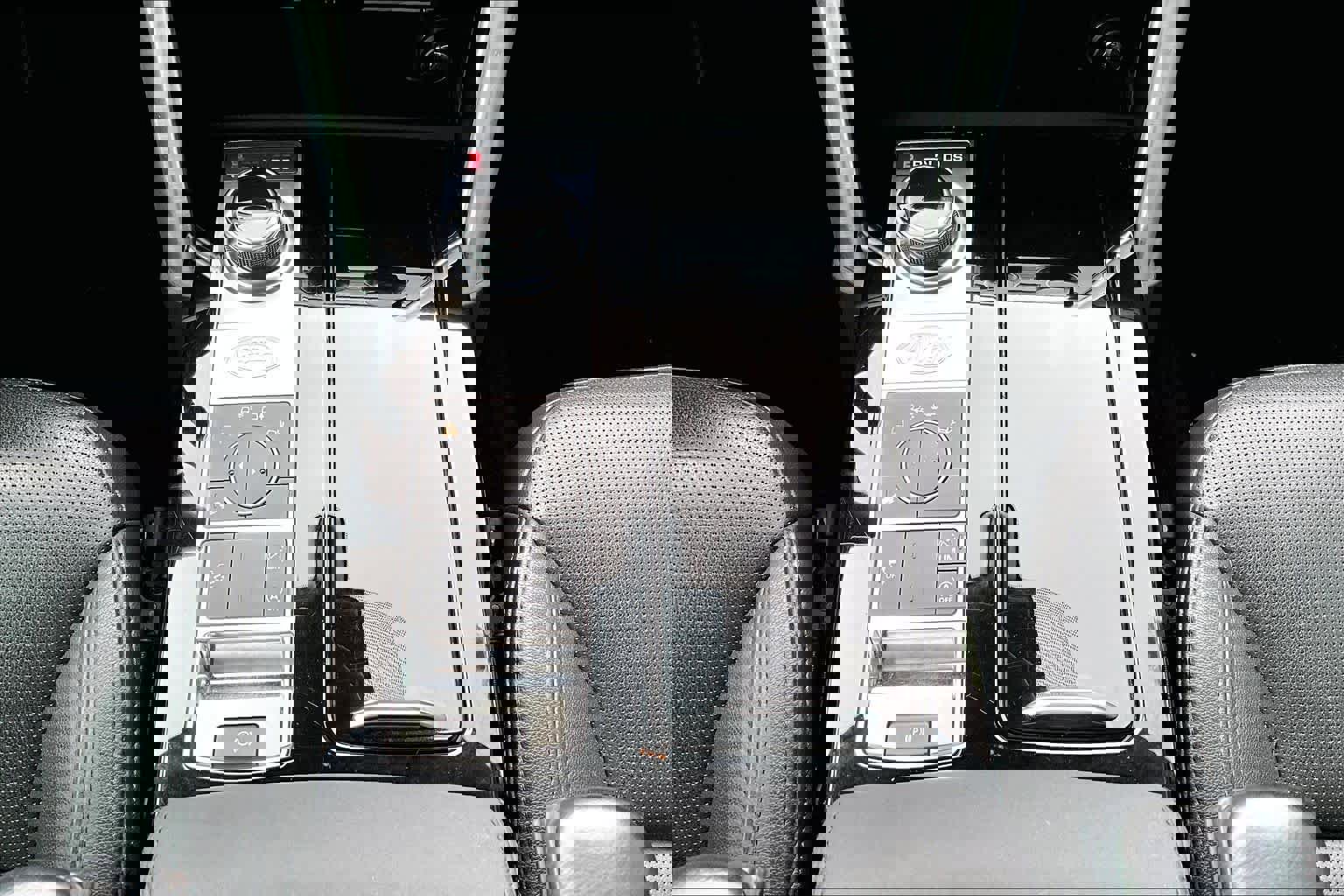 Used 2017 Land Rover Discovery HSE image 31