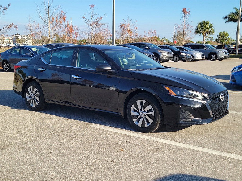 Used 2025 Nissan Altima 2.5 S image 2