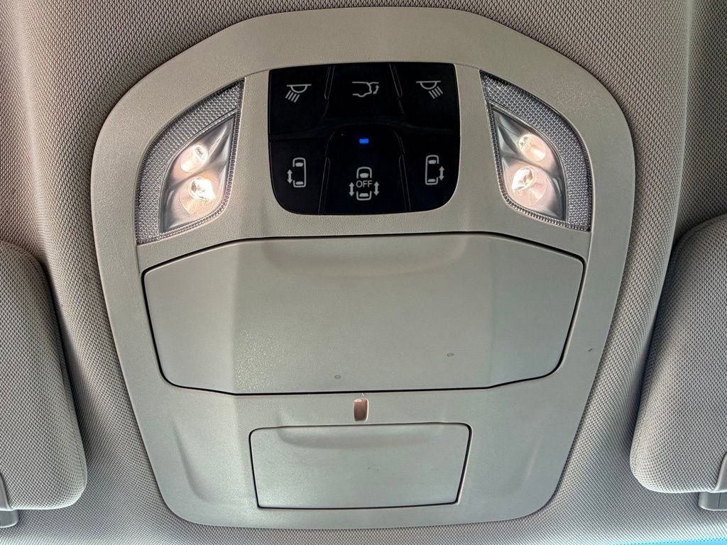 Used 2022 Chrysler Voyager LX image 34