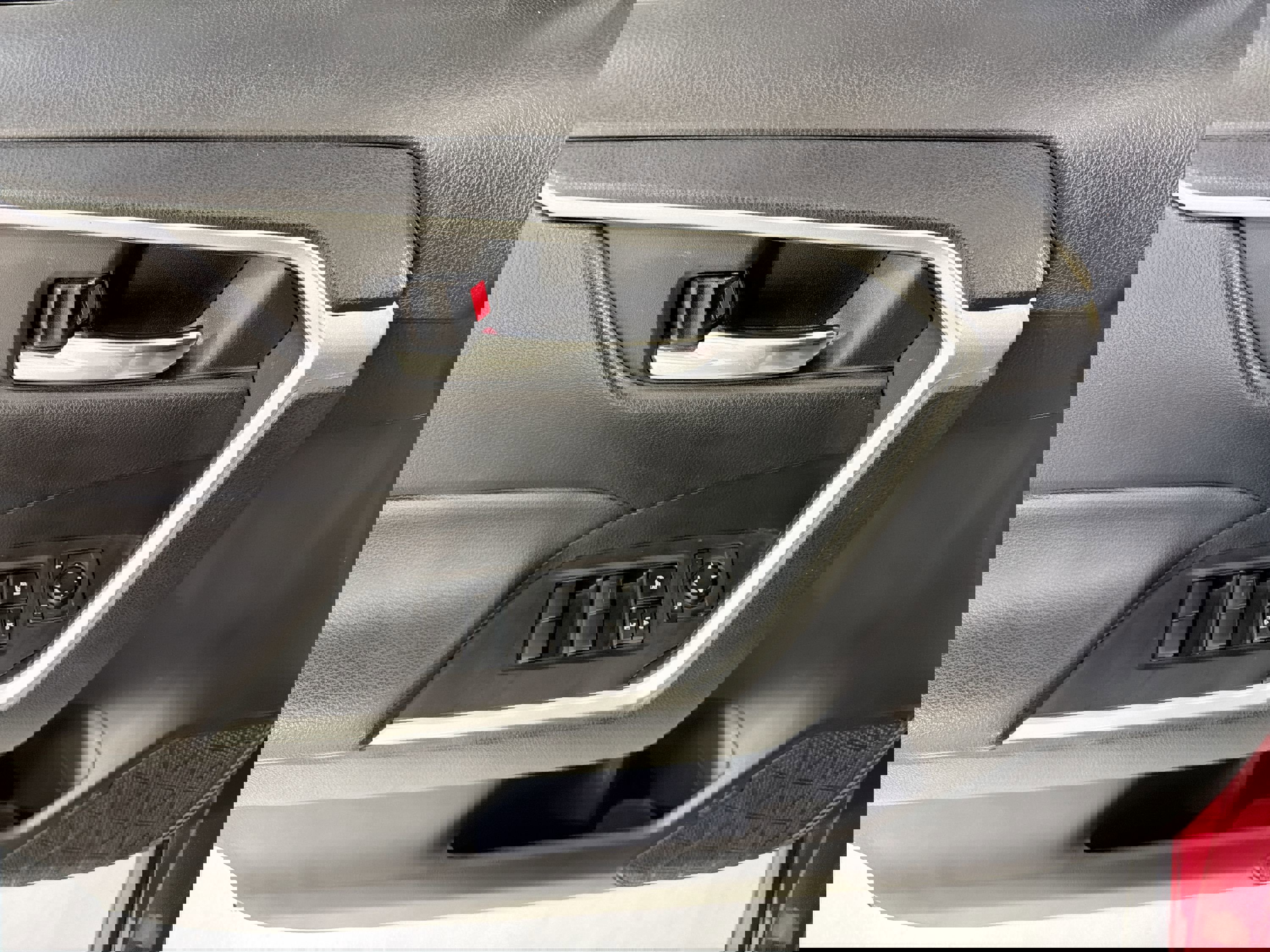 Used 2021 Toyota RAV4 XLE image 12