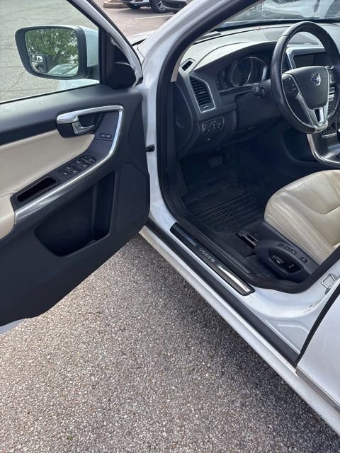 Used 2016 Volvo XC60 T6 Platinum image 3