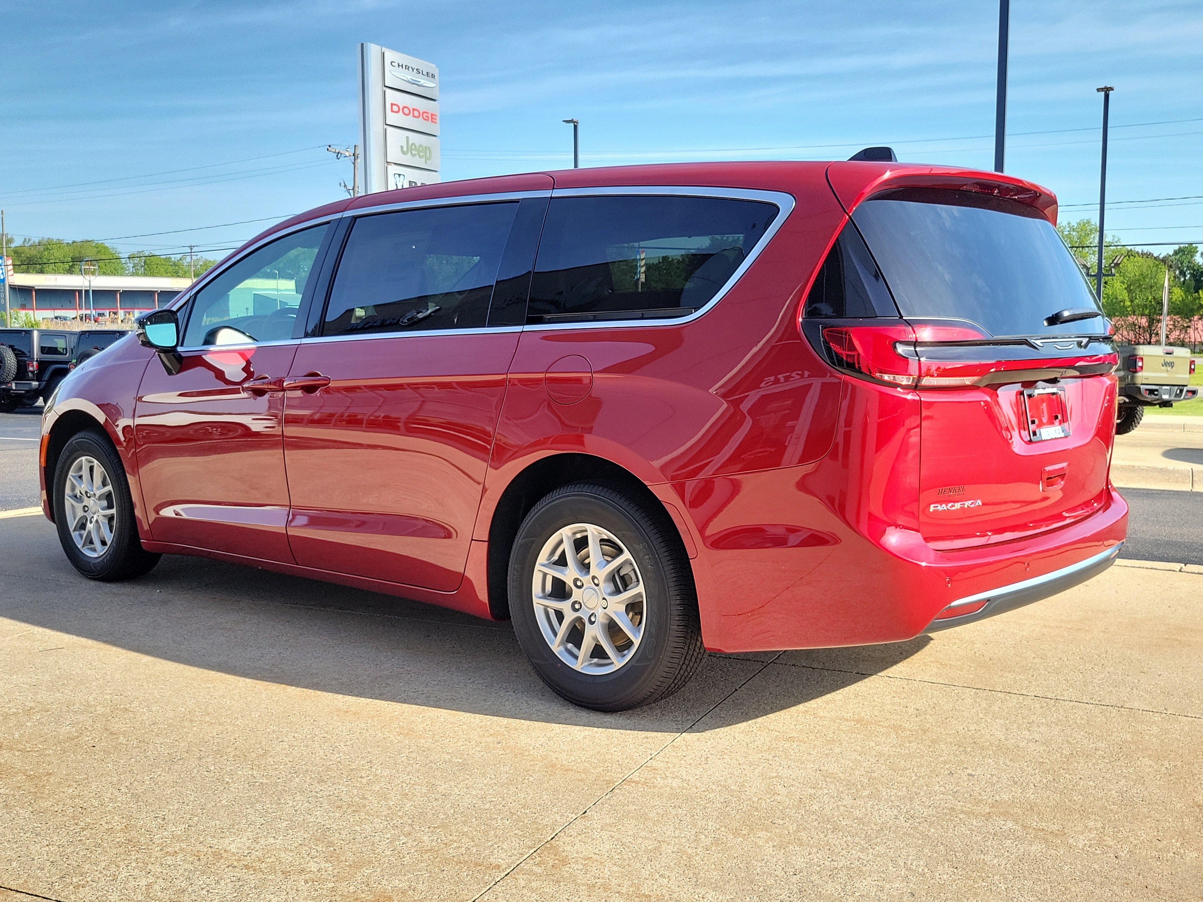 New 2027 Chrysler Pacifica Select FWD image 3