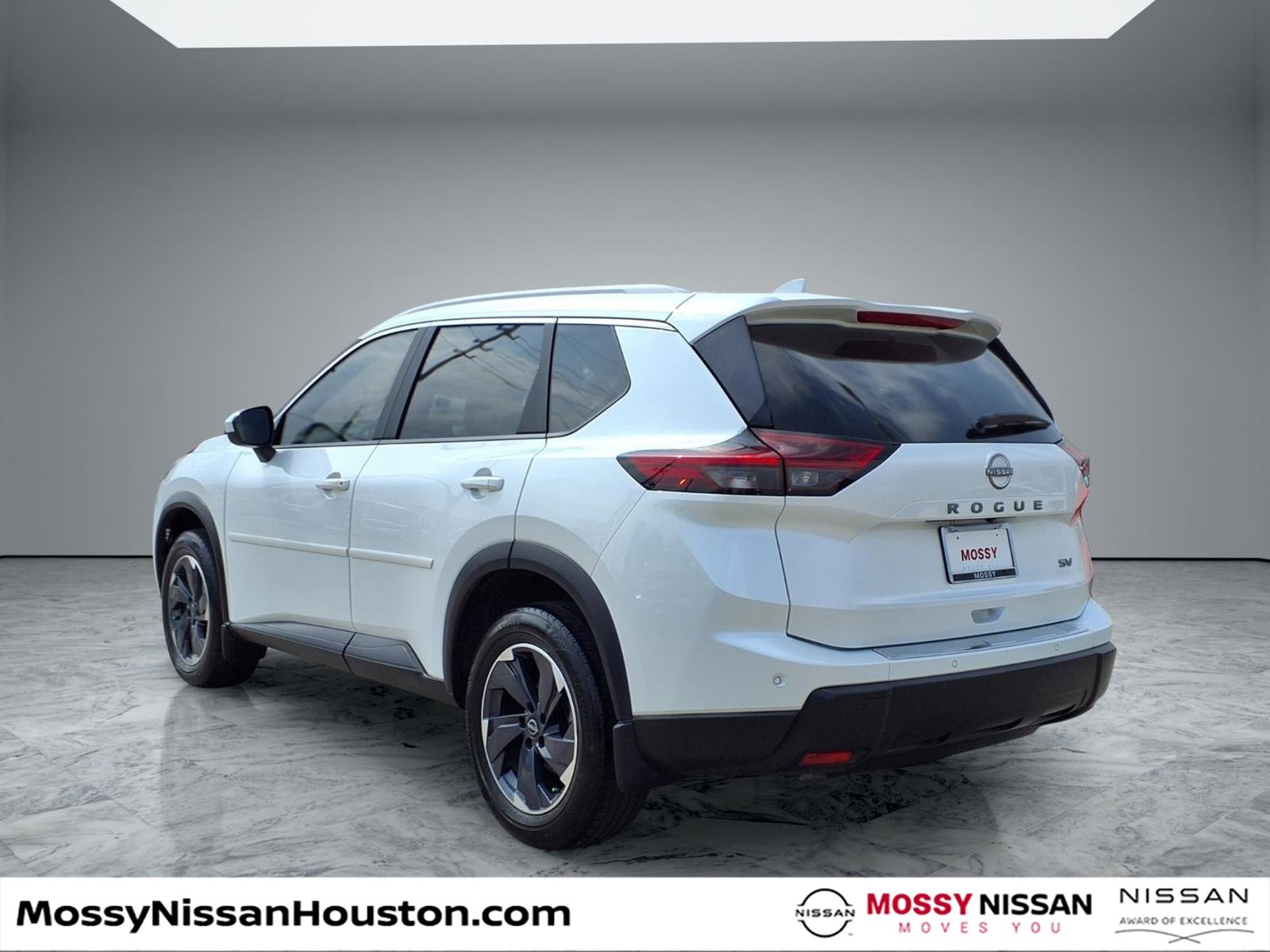 Used 2024 Nissan Rogue SV w/ SV Premium Package image 2