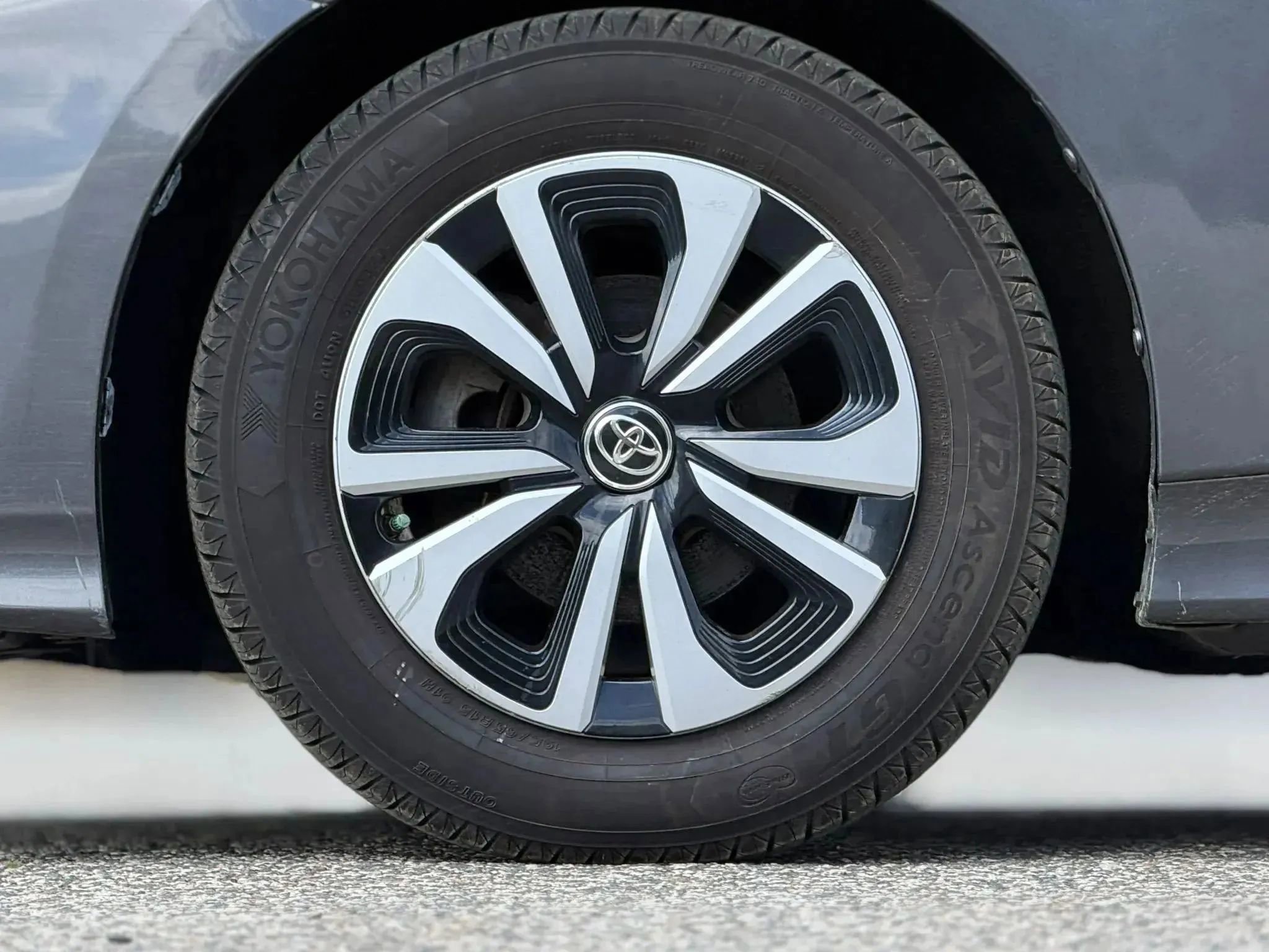 Used 2017 Toyota Prius Prime Plus w/ Carpet Mat Package image 31