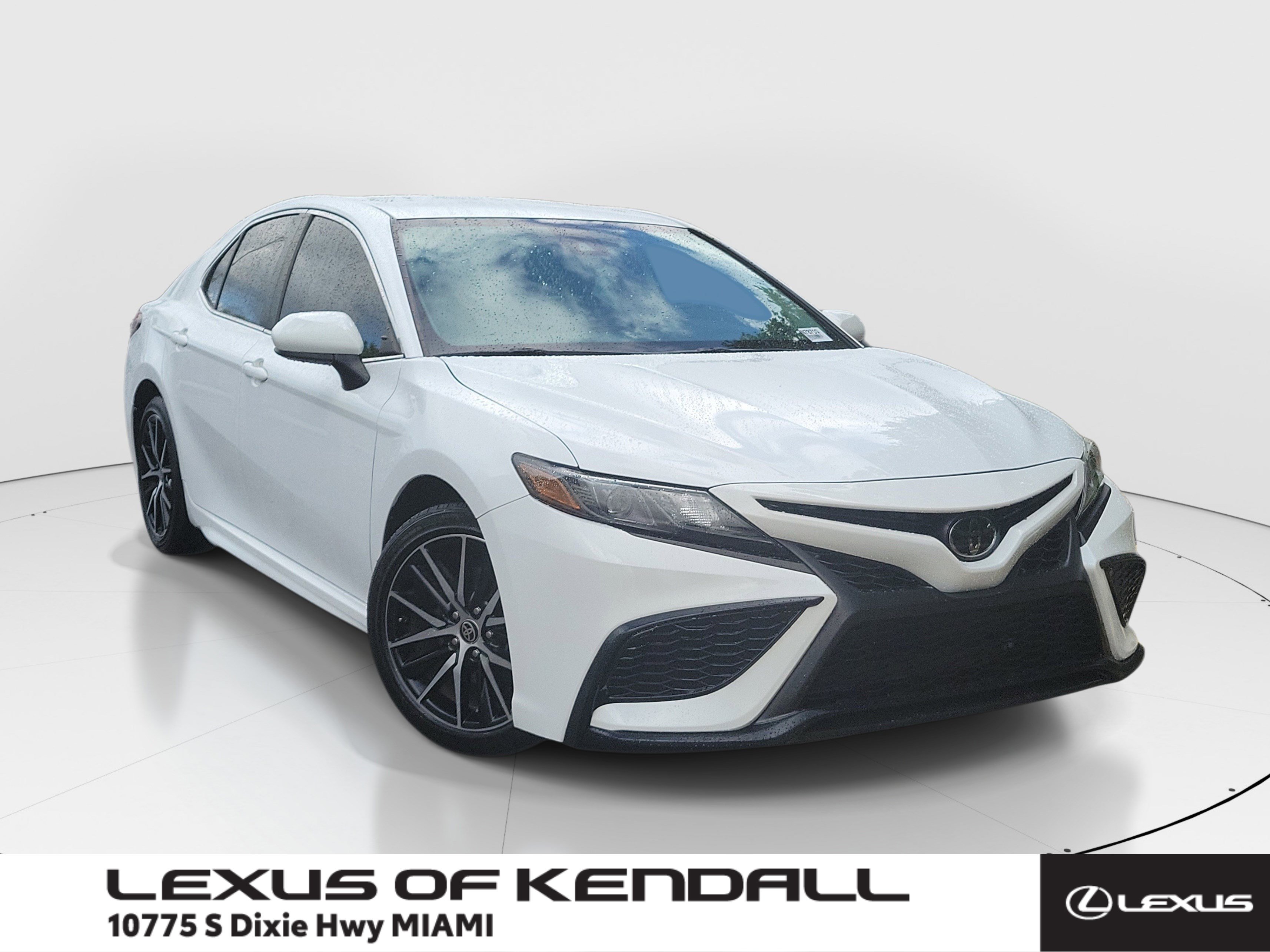 Used 2021 Toyota Camry SE FWD image 1
