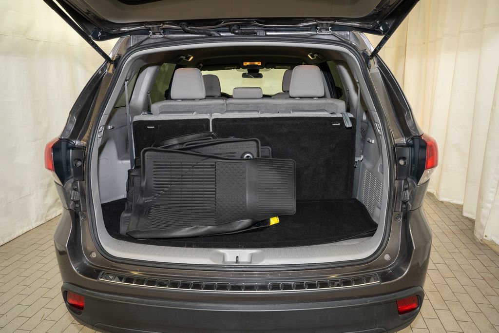 Used 2017 Toyota Highlander LE image 5