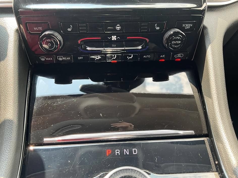 Used 2023 Jeep Grand Cherokee Laredo w/ Luxury Tech Group I AWD/4WD image 31