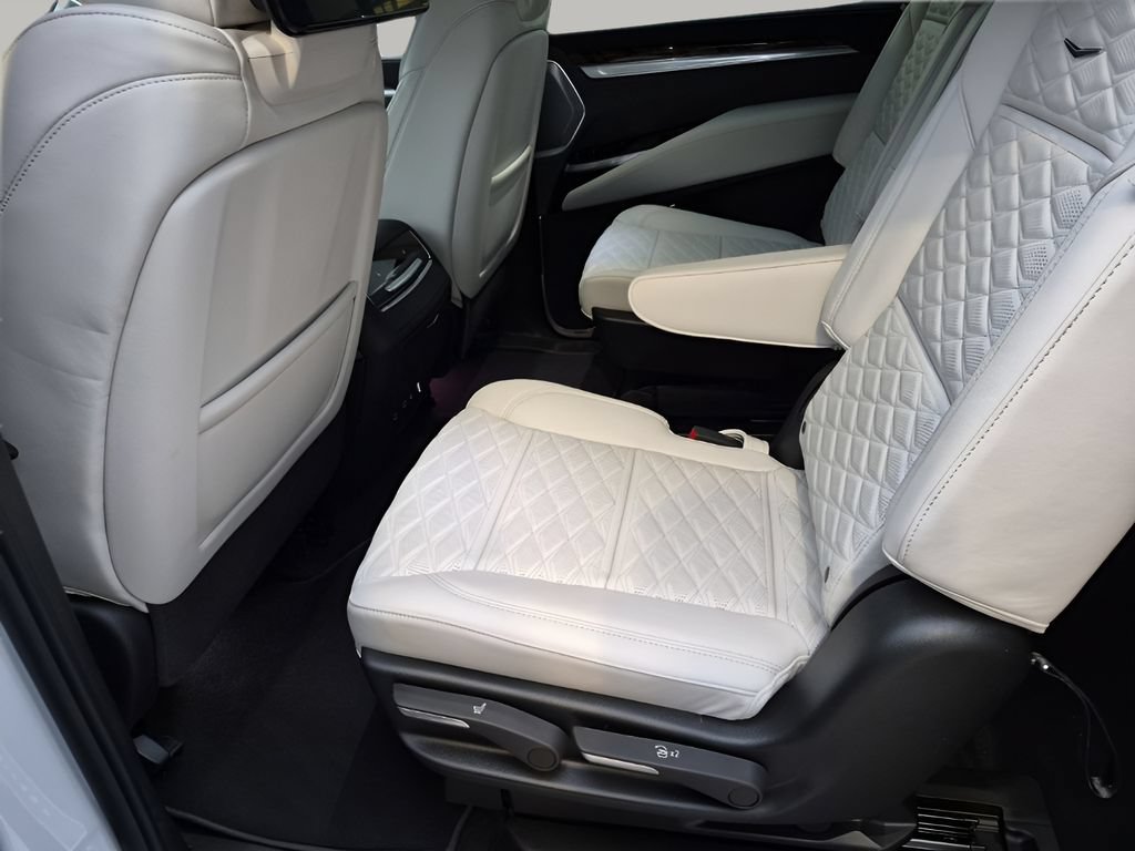 New 2026 Cadillac Escalade ESV Platinum Sport w/ LPO, ONYX Package AWD/4WD image 21
