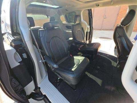 Used 2019 Chrysler Pacifica Limited image 11