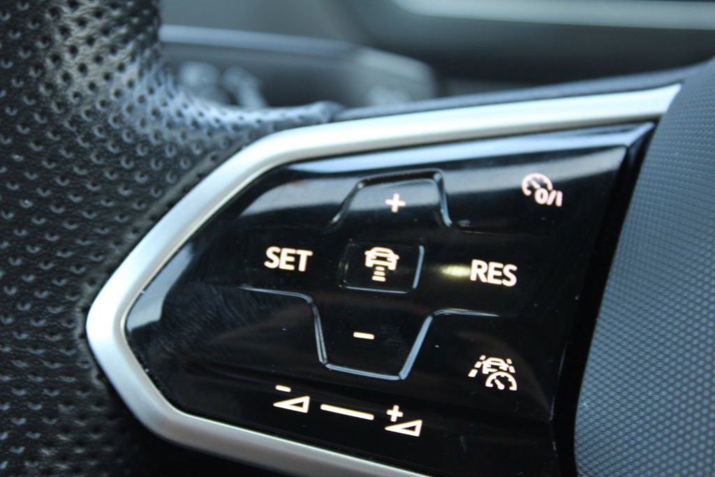 Used 2022 Volkswagen Tiguan SE R-Line image 32