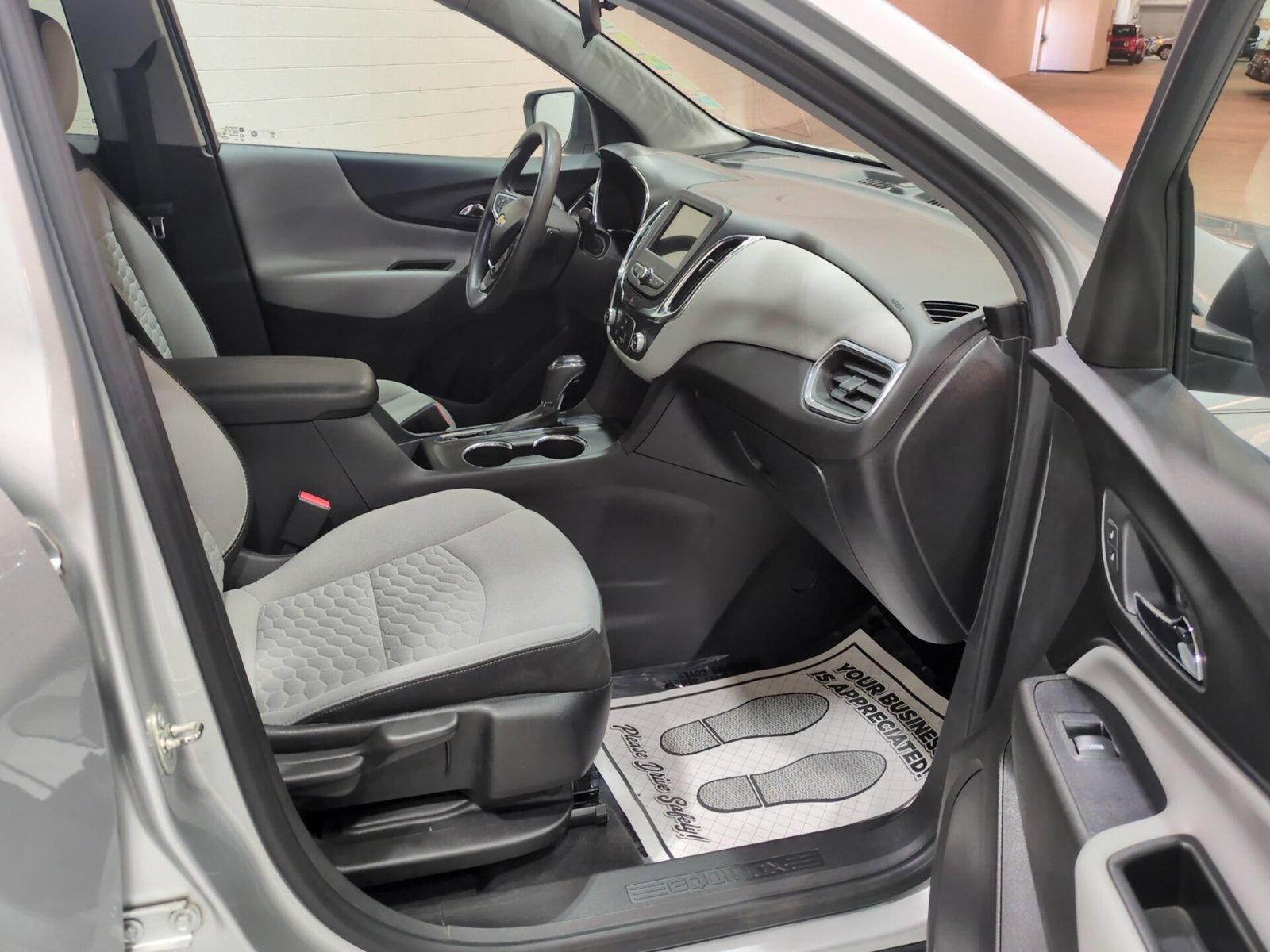 Used 2019 Chevrolet Equinox LS w/ LS Convenience Package FWD image 9