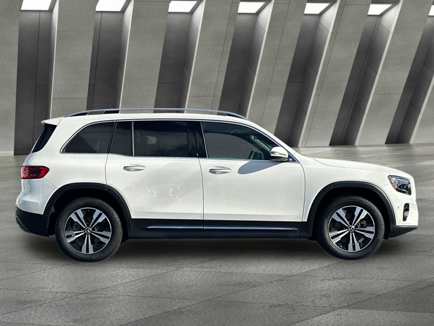 Used 2026 Mercedes-Benz GLB 250 4MATIC image 3
