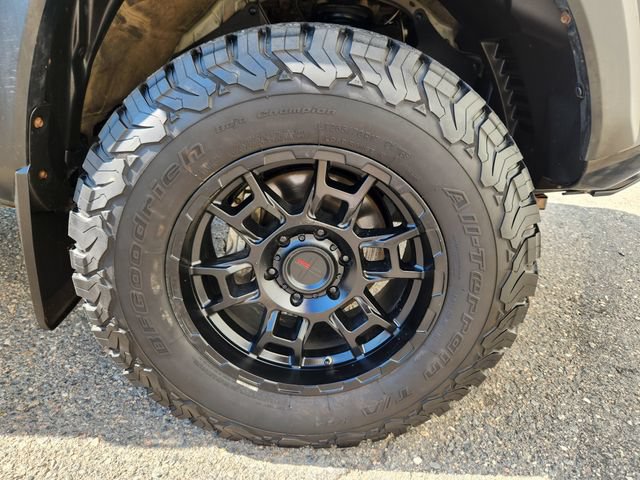Used 2021 Toyota Tacoma TRD Off-Road w/ Technology Package AWD/4WD image 23