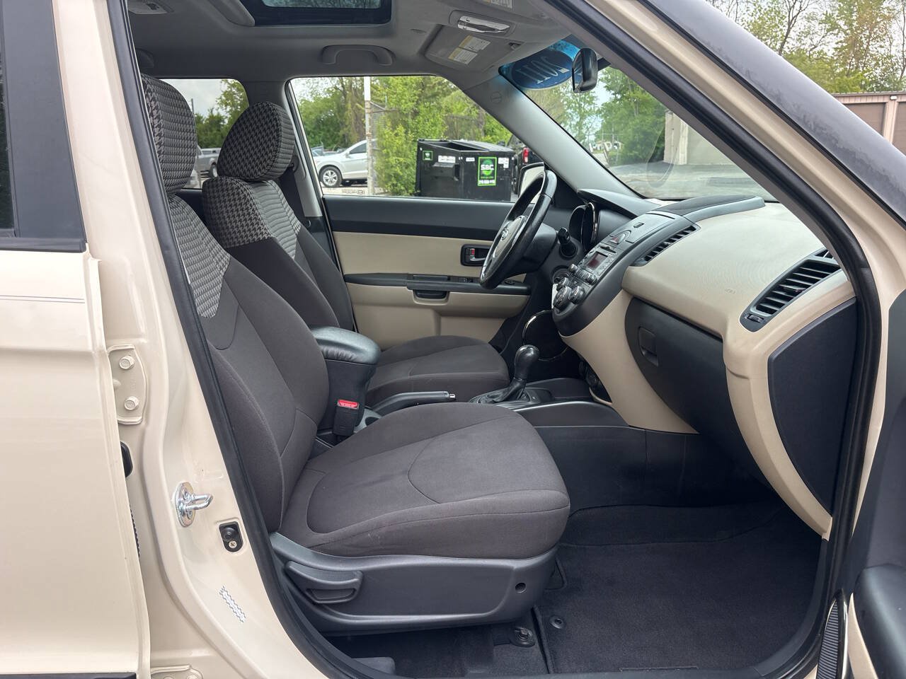 Used 2011 Kia Soul ! FWD image 25
