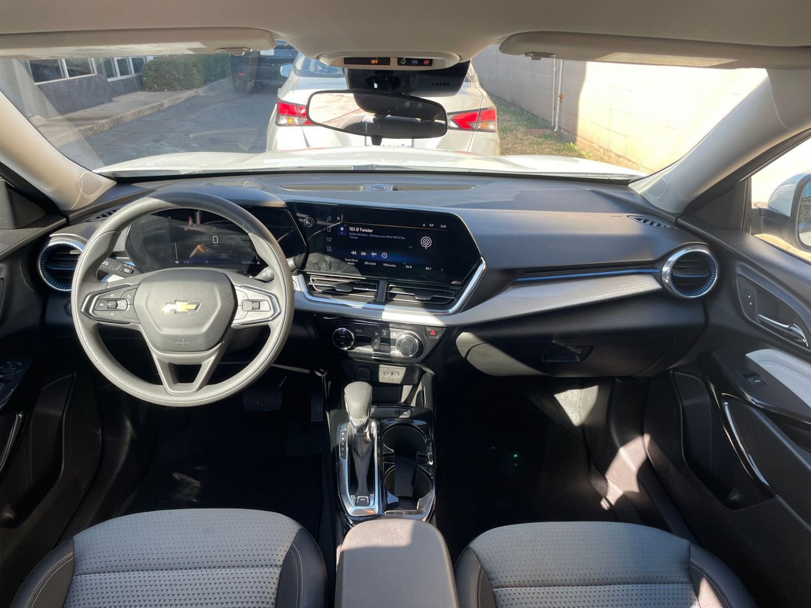 Used 2025 Chevrolet Trax LT image 32