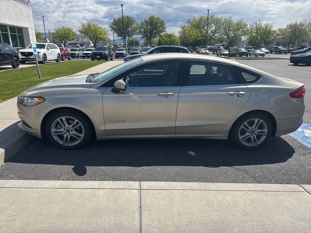 Used 2018 Ford Fusion SE FWD image 2