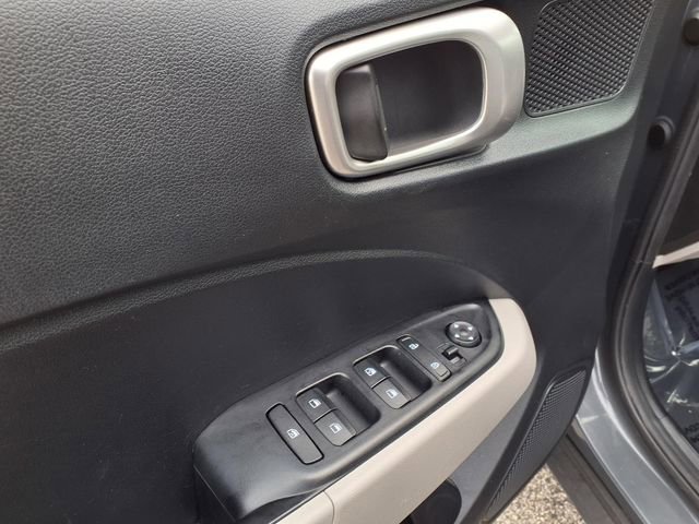 Used 2025 Hyundai Venue SEL FWD image 61