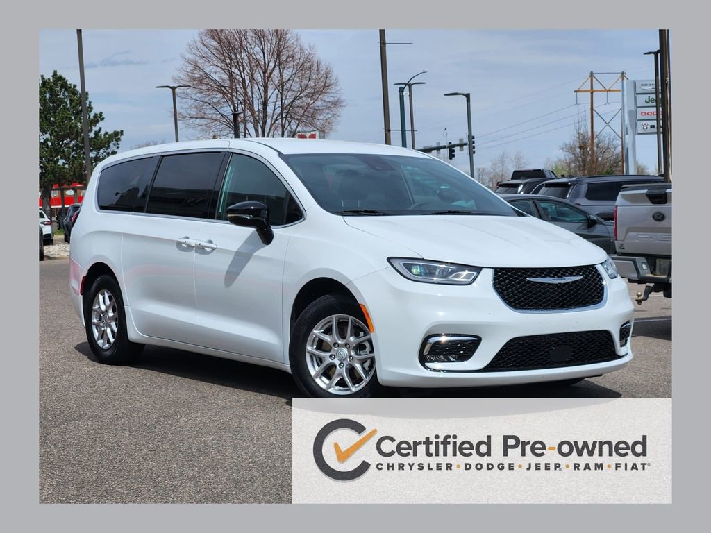 Used 2025 Chrysler Pacifica Select