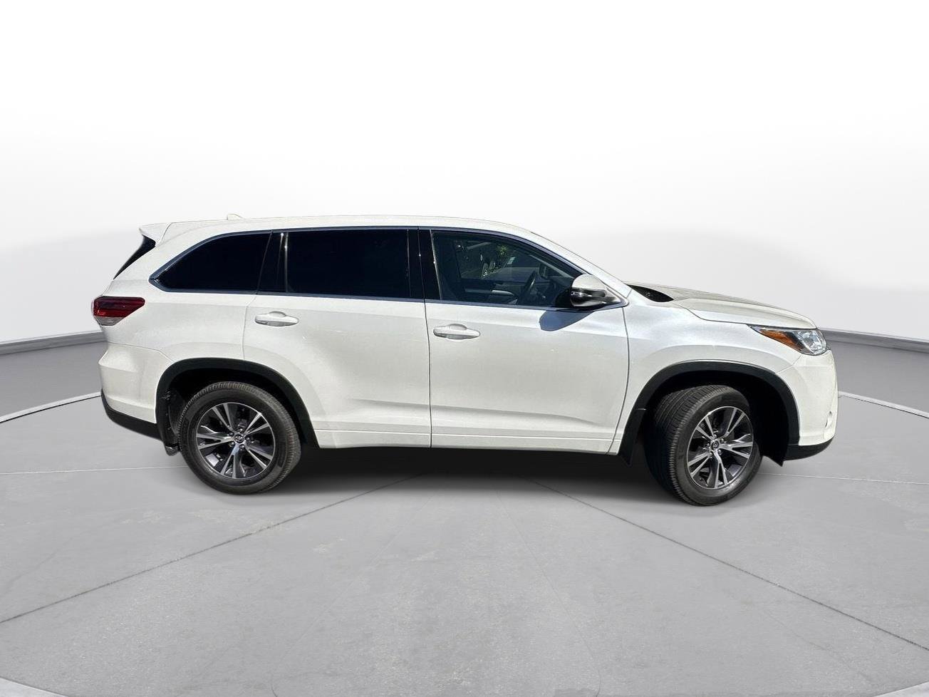 Used 2017 Toyota Highlander Plus AWD/4WD image 5