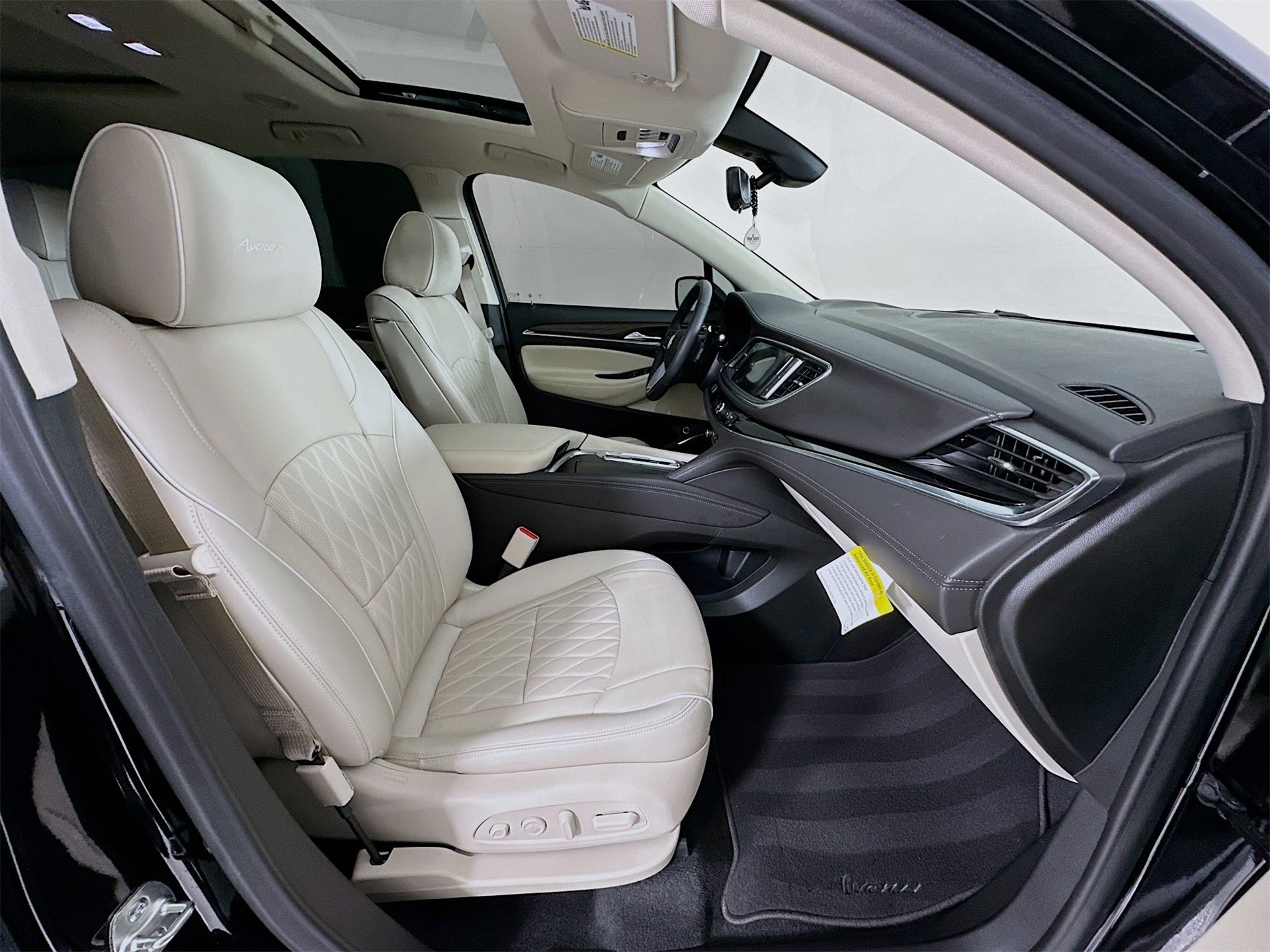 Used 2024 Buick Enclave Avenir w/ Avenir Technology Package image 31