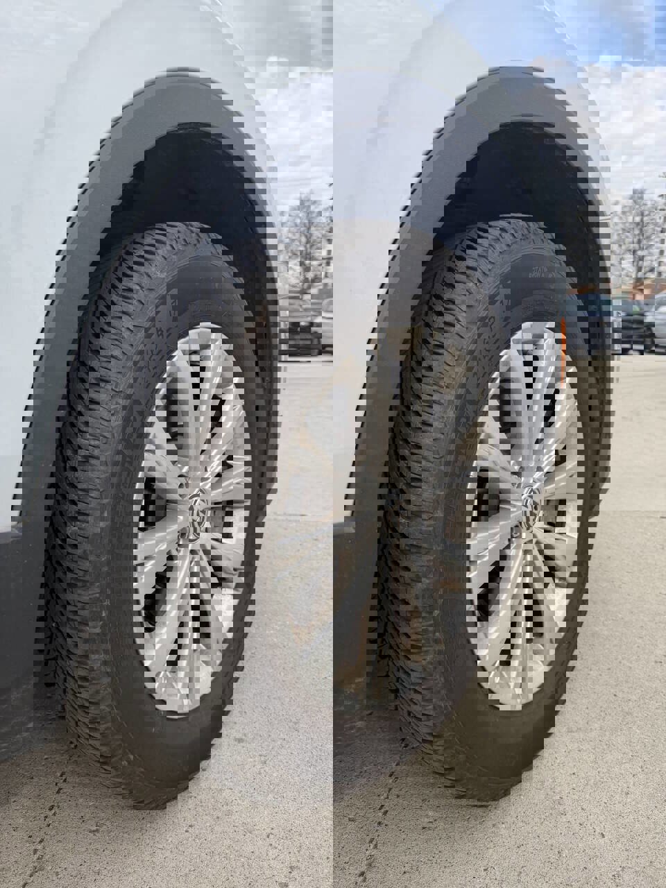 Used 2018 Volkswagen Tiguan SE w/ Panoramic Sunroof Package FWD image 9