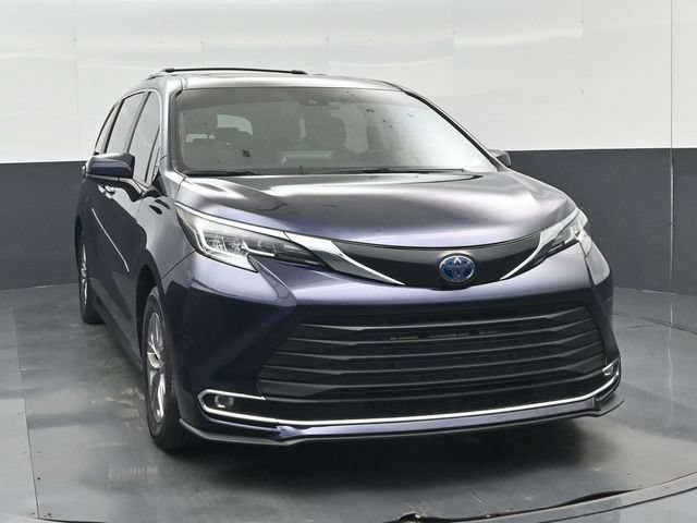 Used 2023 Toyota Sienna XLE FWD image 35