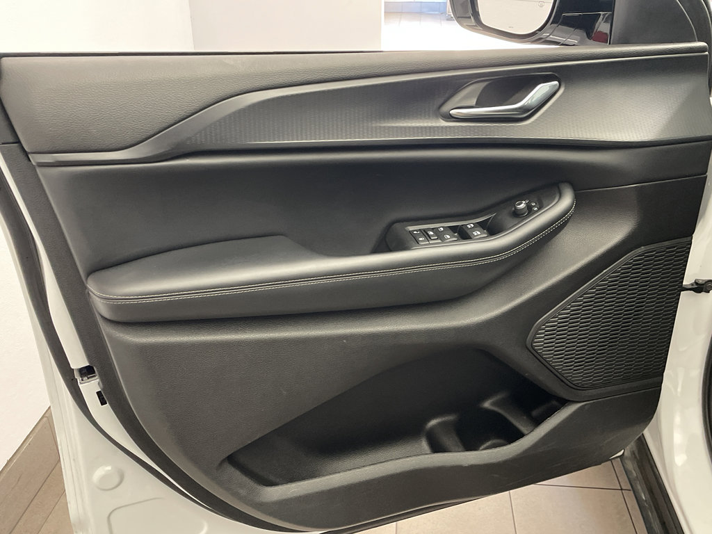 Used 2024 Jeep Grand Cherokee Altitude image 9