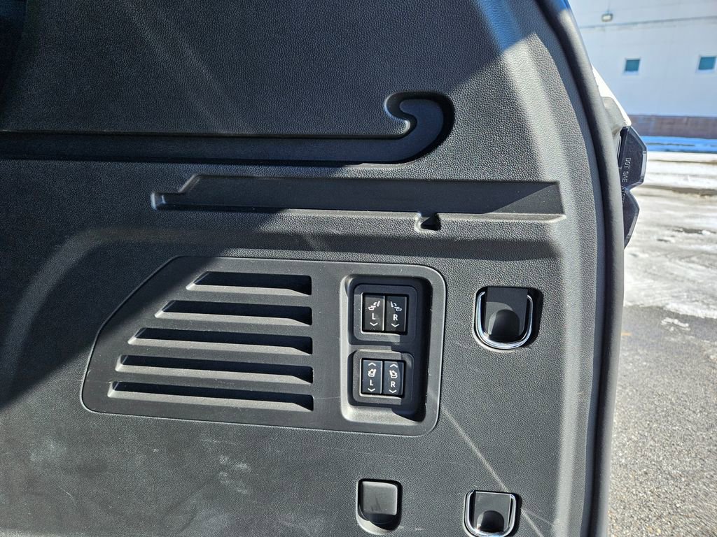 Used 2024 Chevrolet Traverse RS image 29