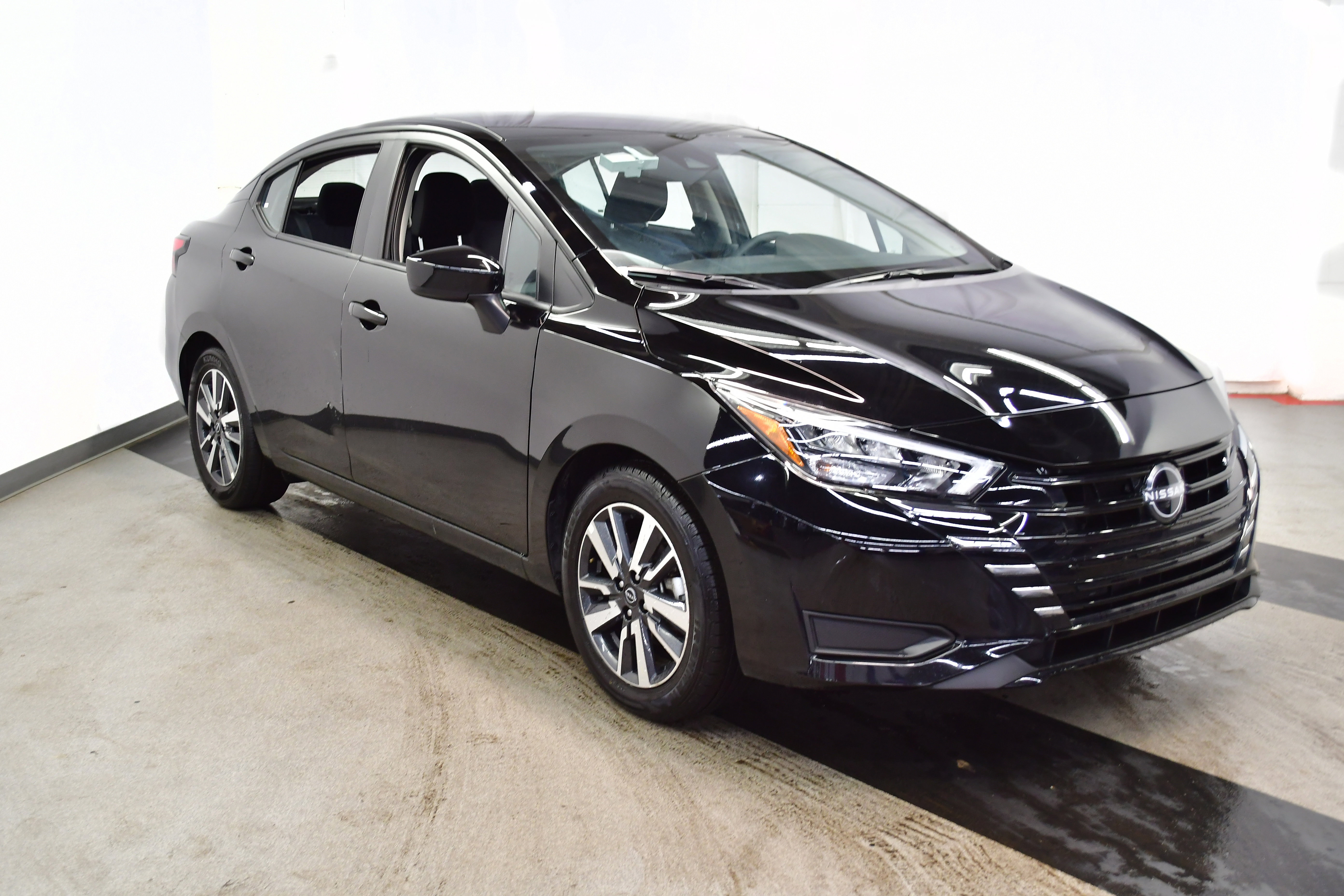 Used 2025 Nissan Versa SV image 2