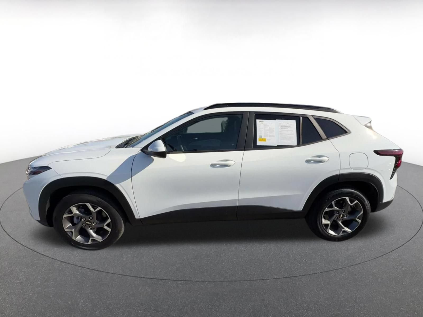 Used 2025 Chevrolet Trax LT FWD image 8