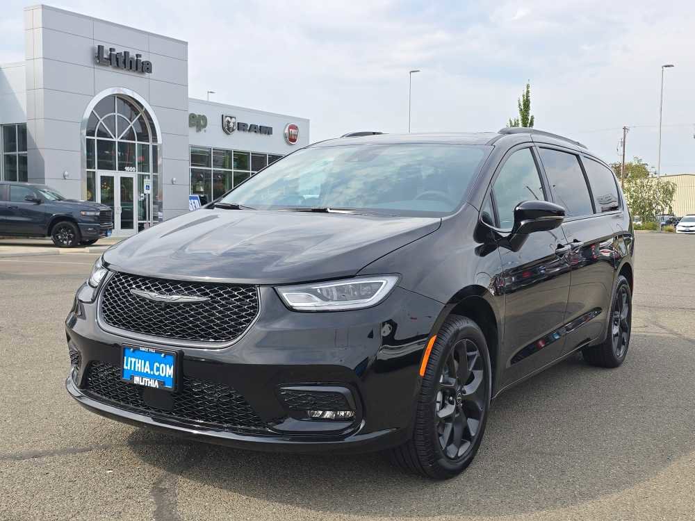 New 2026 Chrysler Pacifica Limited w/ S Appearance Package
