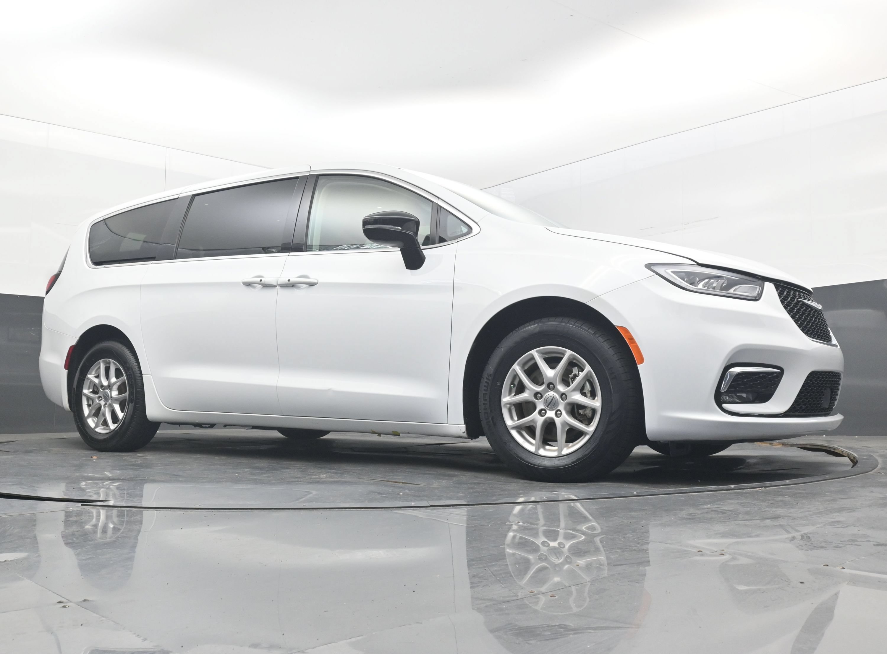 Used 2024 Chrysler Pacifica Touring-L FWD image 18