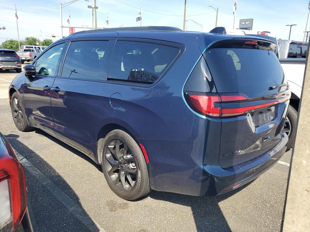 Used 2025 Chrysler Pacifica Limited FWD image 3