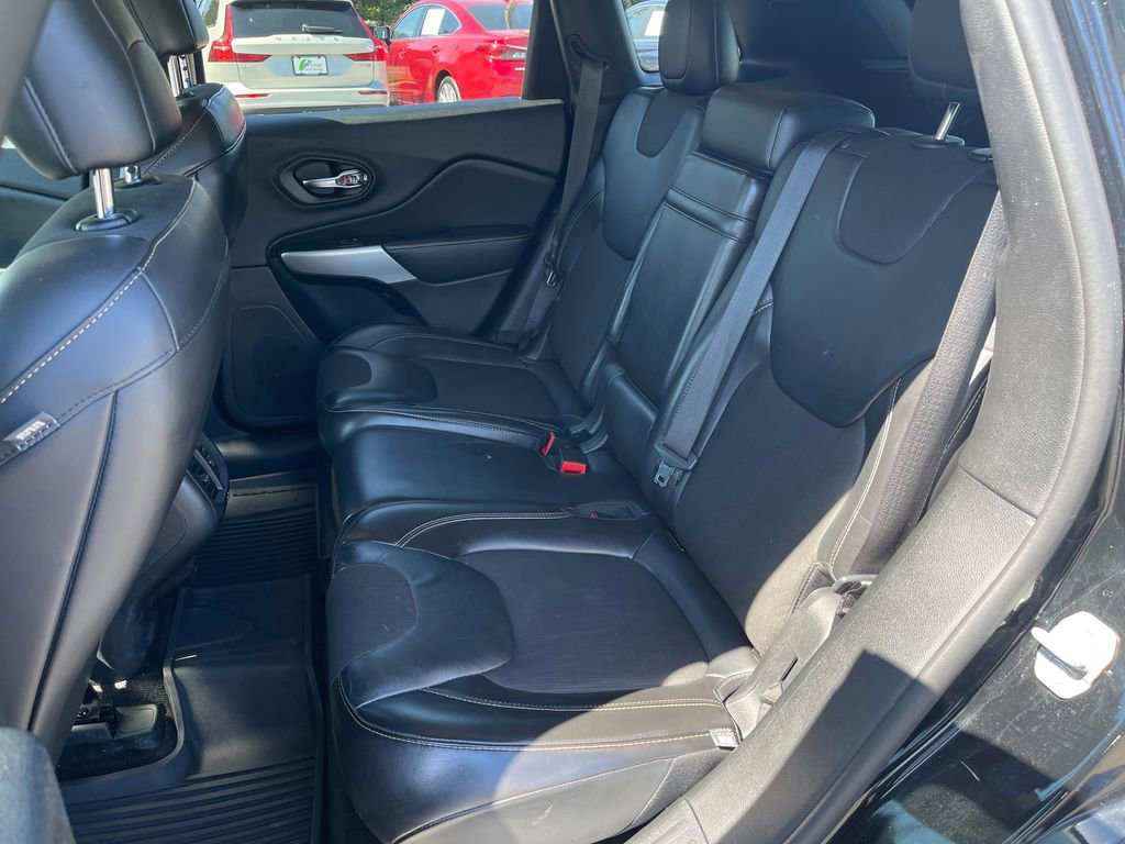 Used 2018 Jeep Cherokee Latitude Plus AWD/4WD image 16