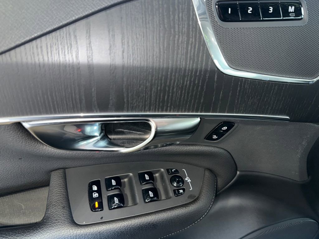 Used 2020 Volvo XC90 T6 Momentum image 11