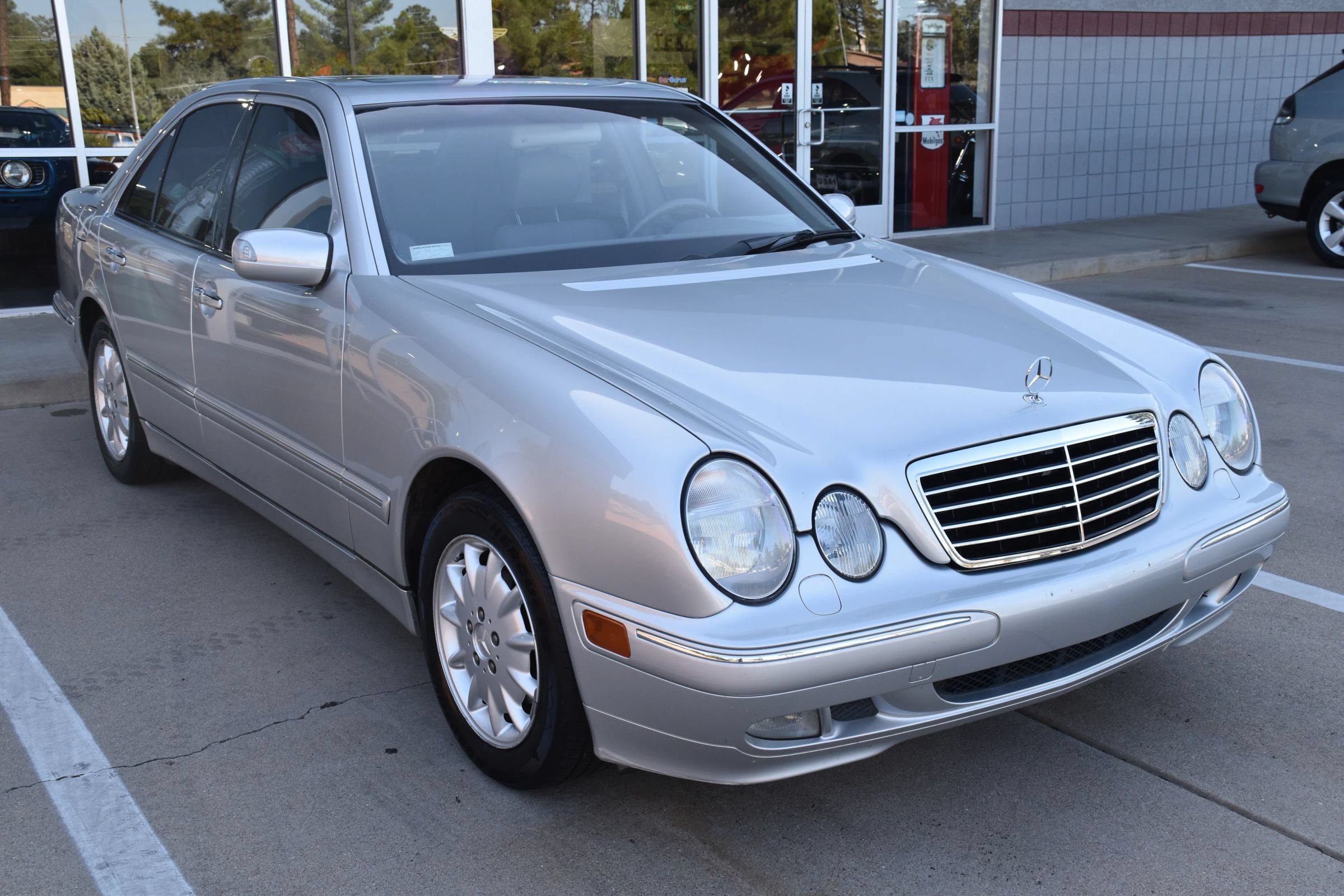 Used 2000 Mercedes-Benz E 320 Sedan image 2