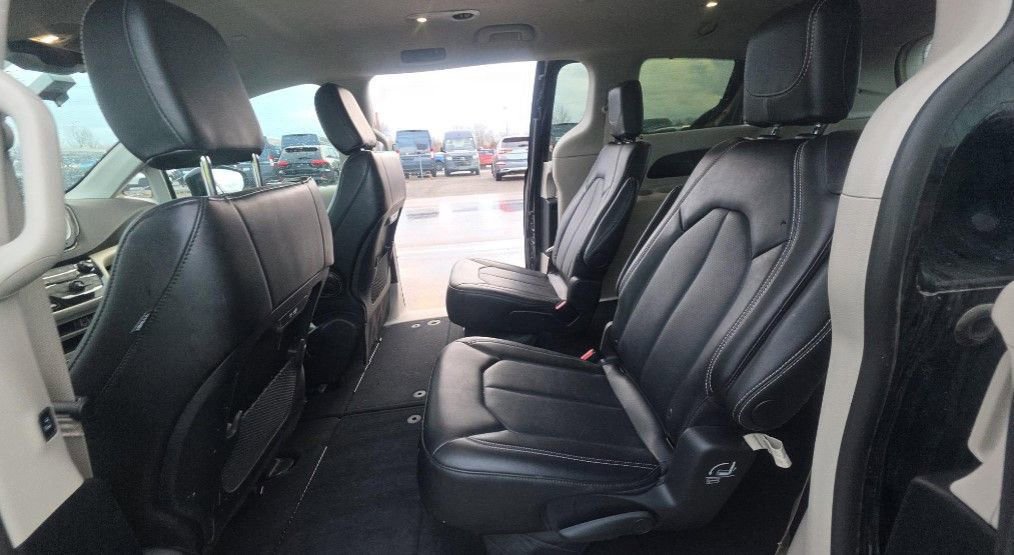 Used 2024 Chrysler Pacifica Touring-L image 16
