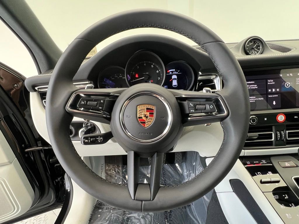 Certified 2025 Porsche Macan AWD/4WD image 7