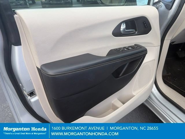 Used 2024 Chrysler Pacifica Touring-L FWD image 10