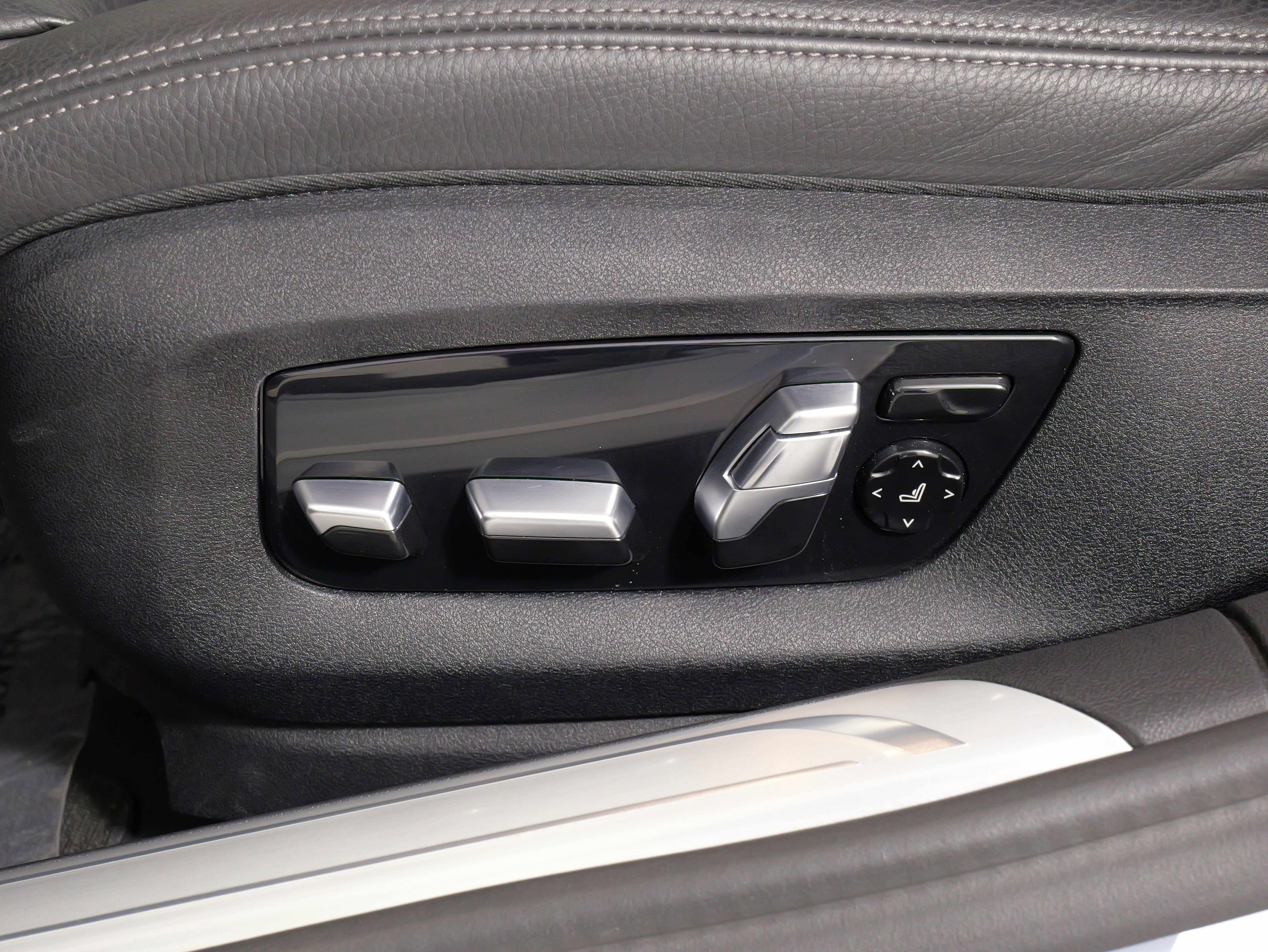 Used 2022 BMW 740i xDrive image 44