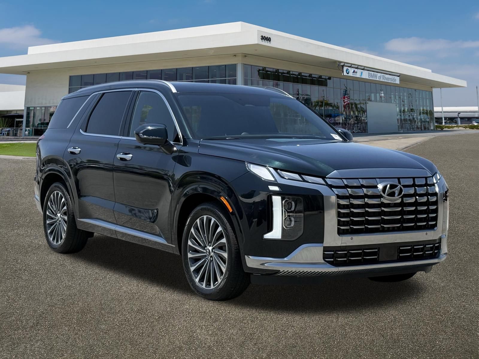 Used 2024 Hyundai Palisade Calligraphy FWD image 2
