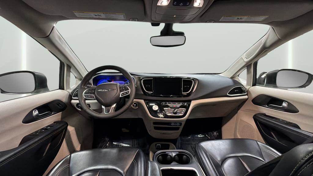 Used 2023 Chrysler Pacifica Touring-L image 14