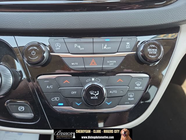 Used 2023 Chrysler Pacifica Touring-L FWD image 57