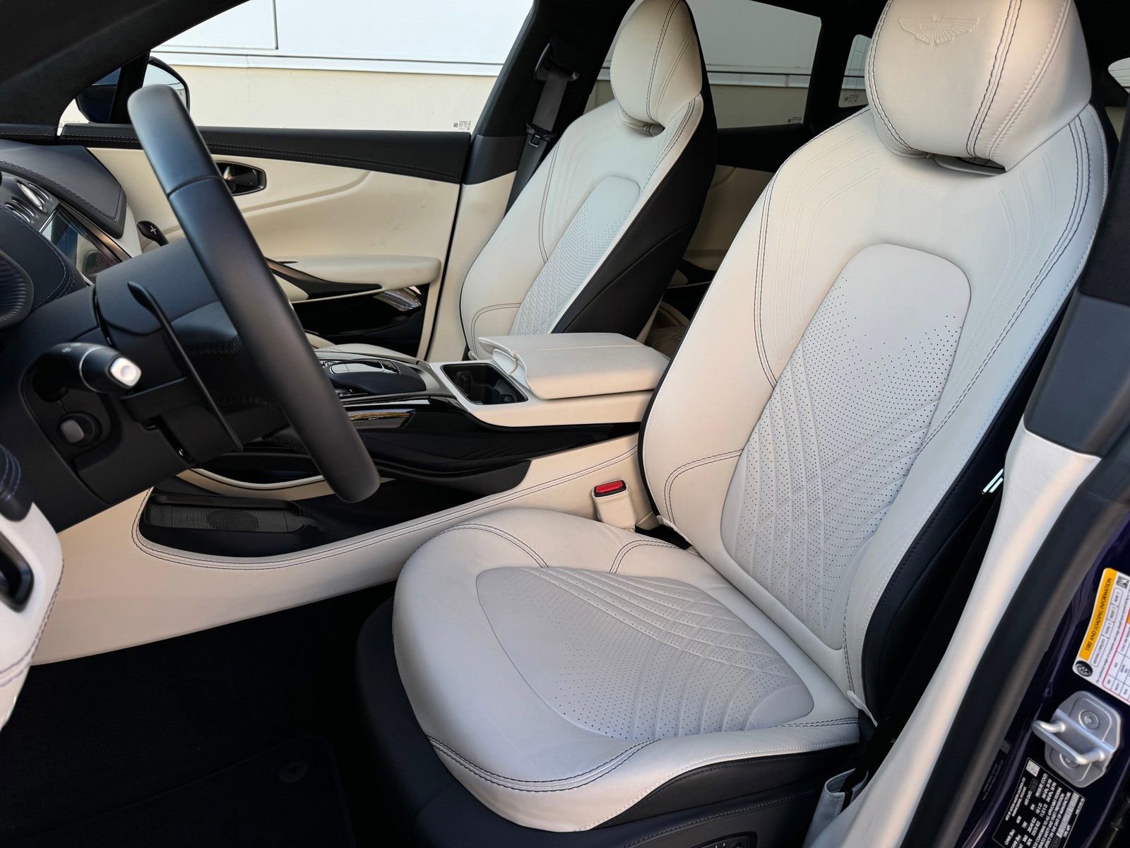 Used 2022 Aston Martin DBX Base image 16