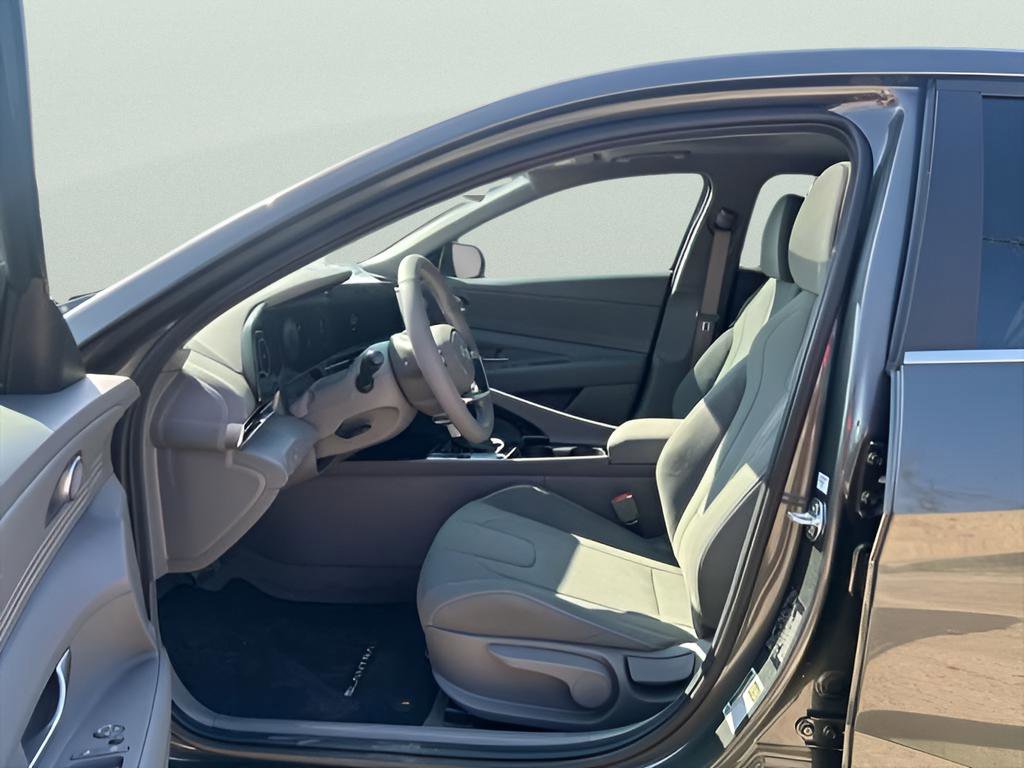 Used 2025 Hyundai Elantra SEL image 40