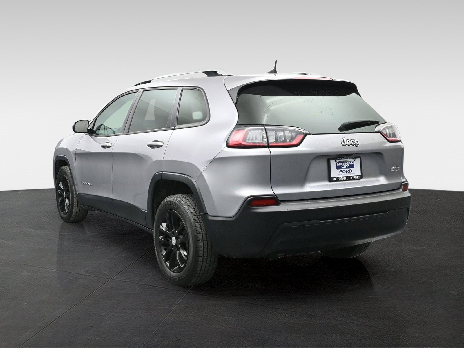 Used 2020 Jeep Cherokee Latitude w/ Cold Weather Group FWD image 2