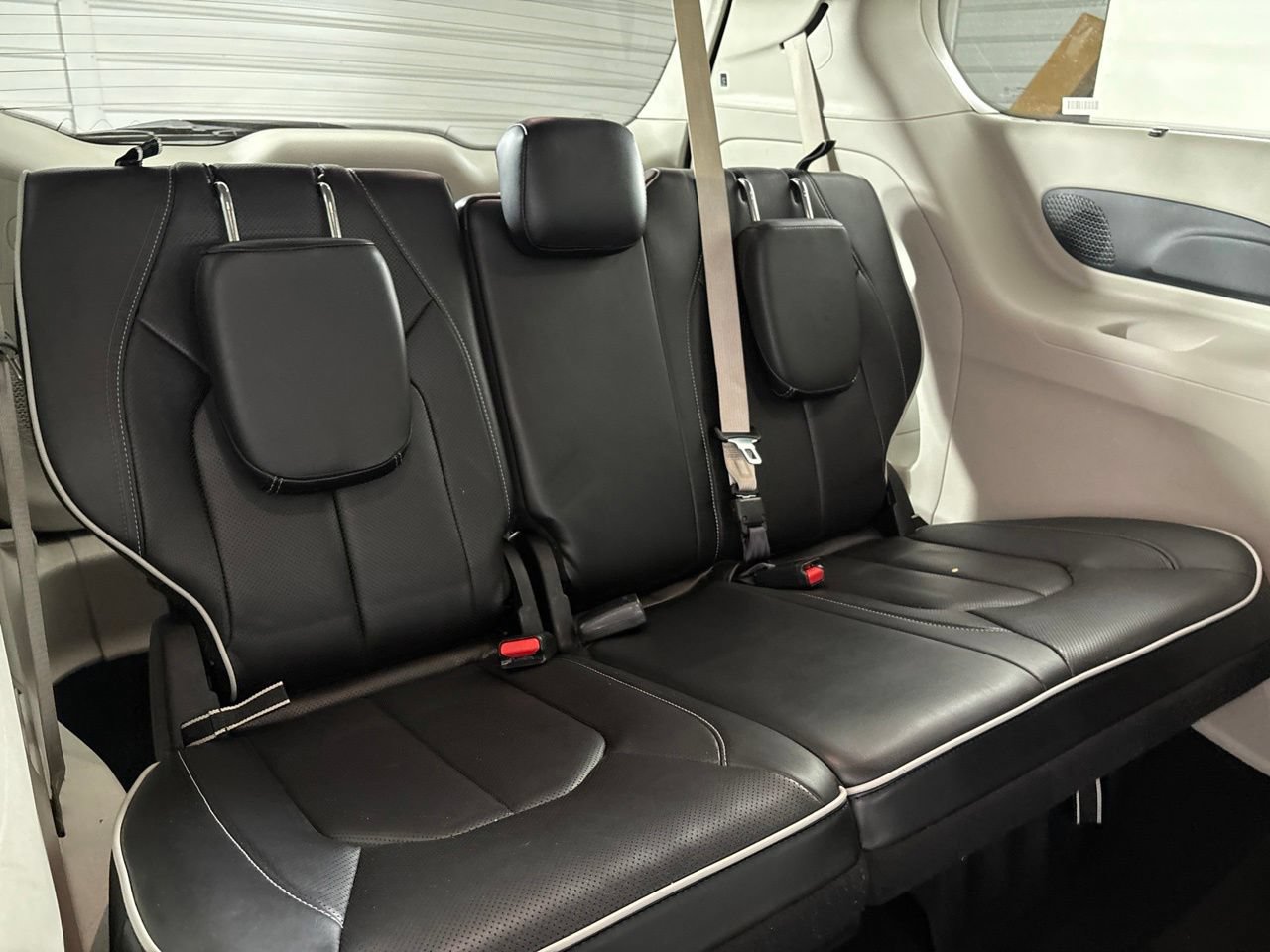 Used 2024 Chrysler Pacifica Limited FWD image 28
