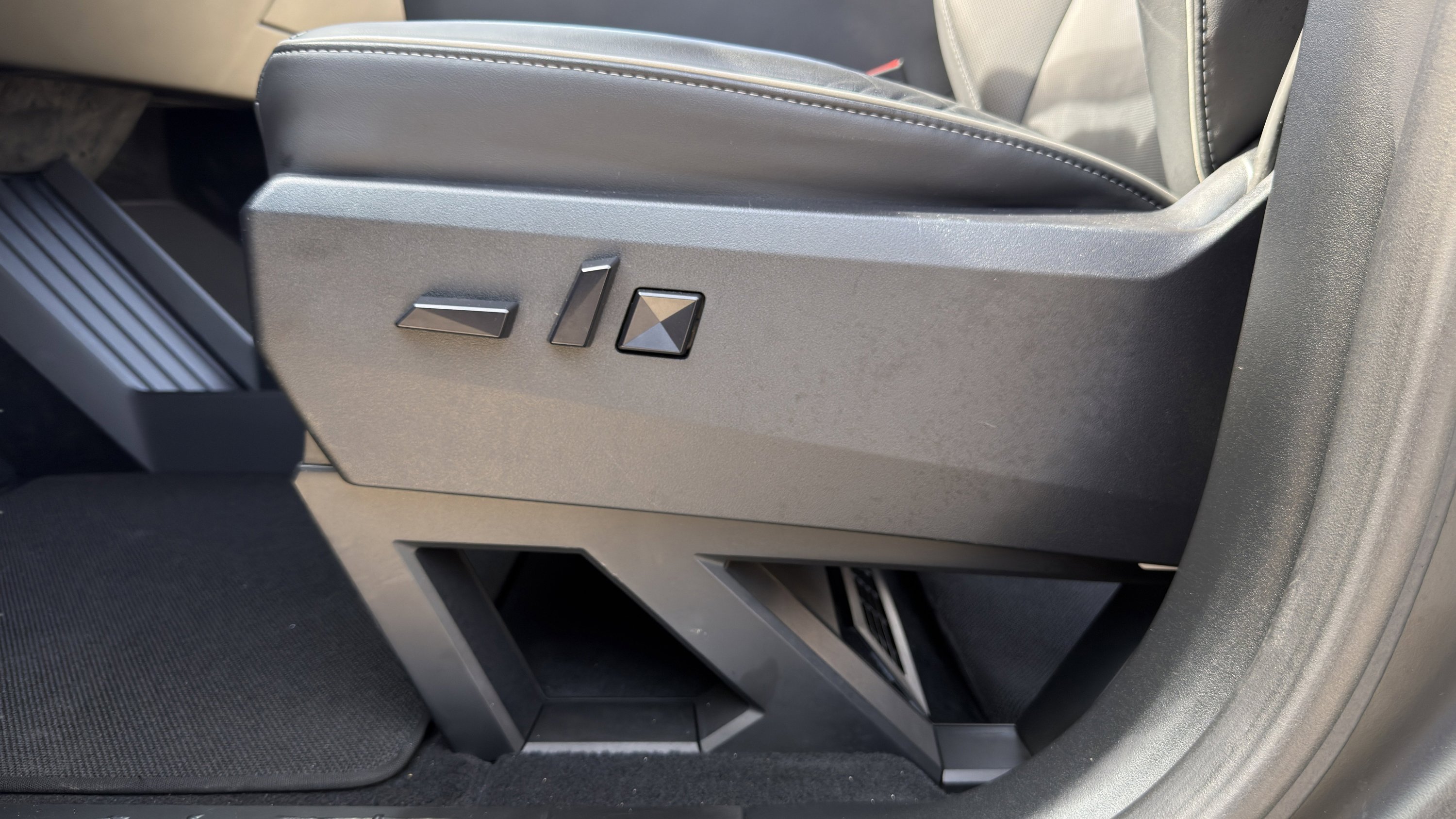 Used 2025 Tesla Cybertruck AWD Crew Cab image 19