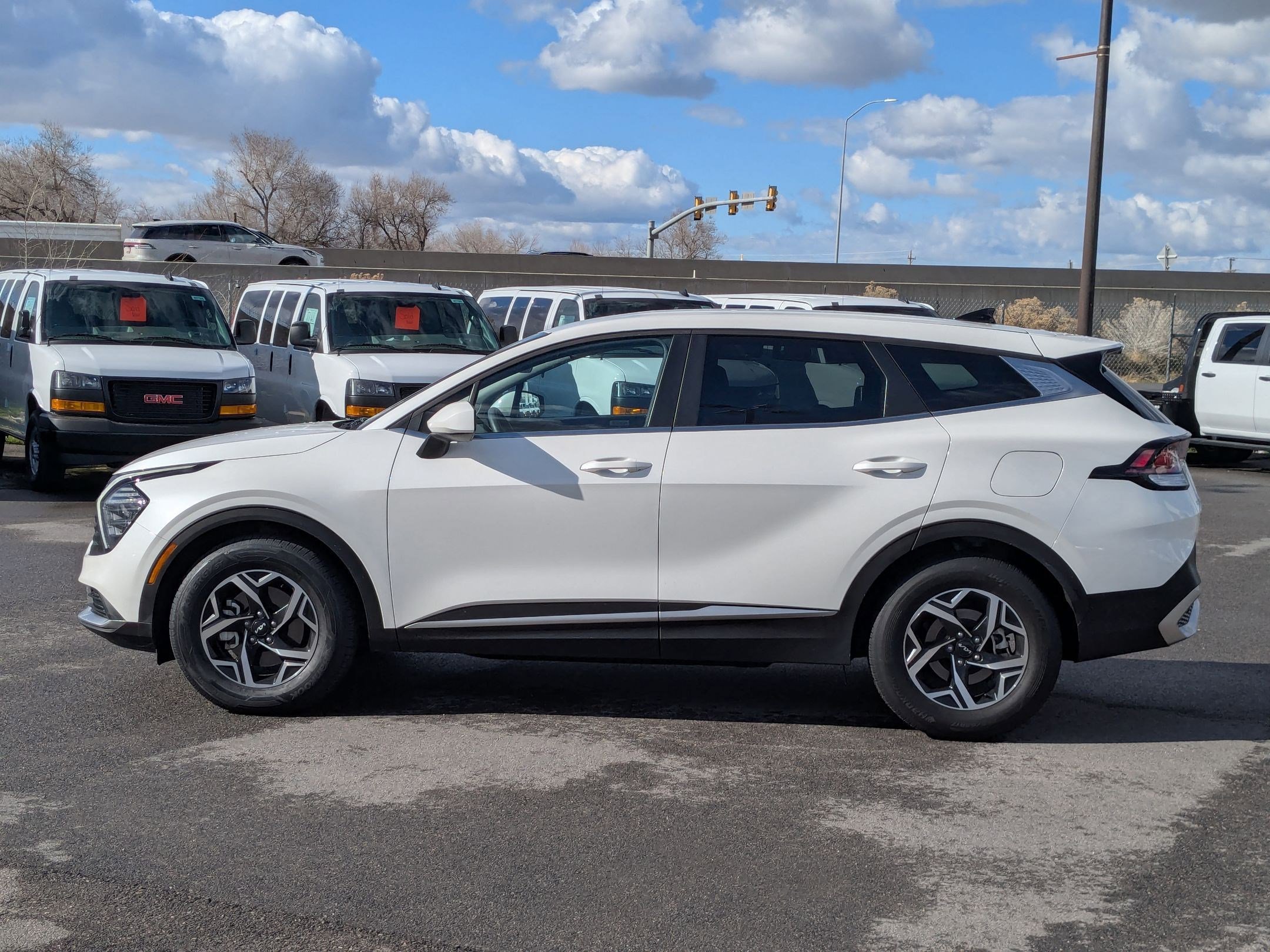 Used 2024 Kia Sportage LX image 3