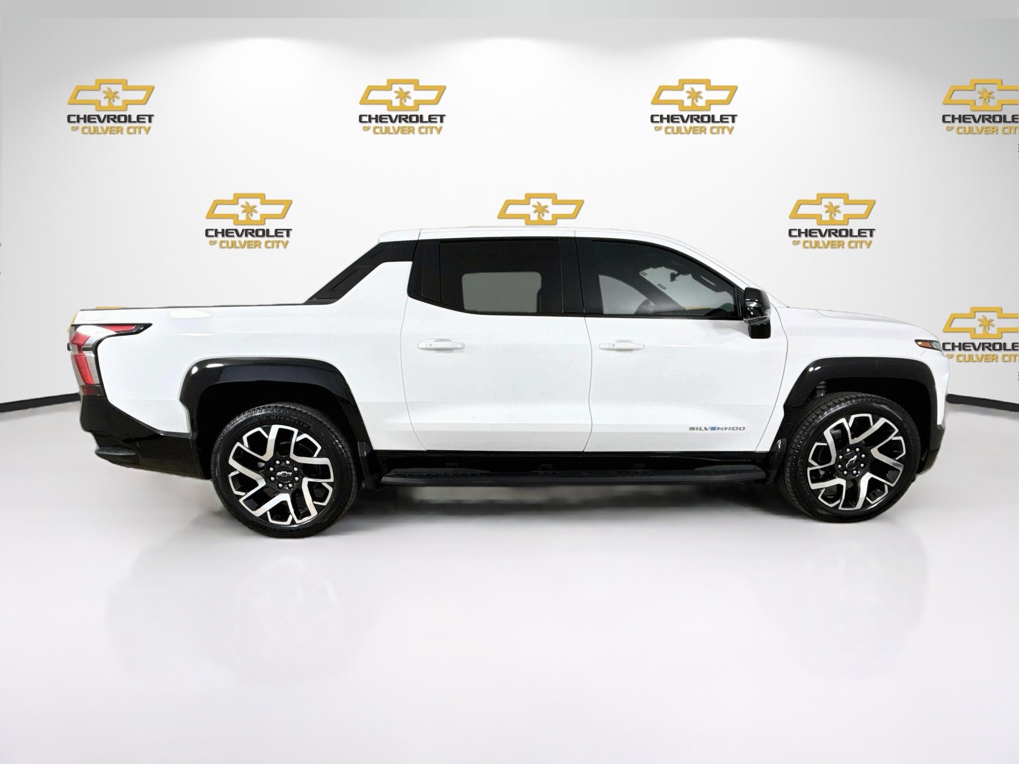 Used 2025 Chevrolet Silverado EV RST AWD/4WD image 9